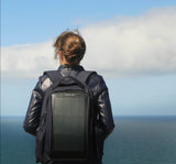 Sac à dos noir avec panneau solaire intégré